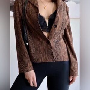 NWOT Tahari Brown Snakeskin Pattern cropped Blazer size 2